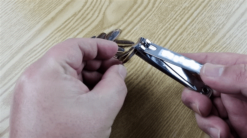 Lỗ tròn nhỏ ở đầu bấm móng tay ẩn chứa một chức năng thật thông minh mà ít người biết-4