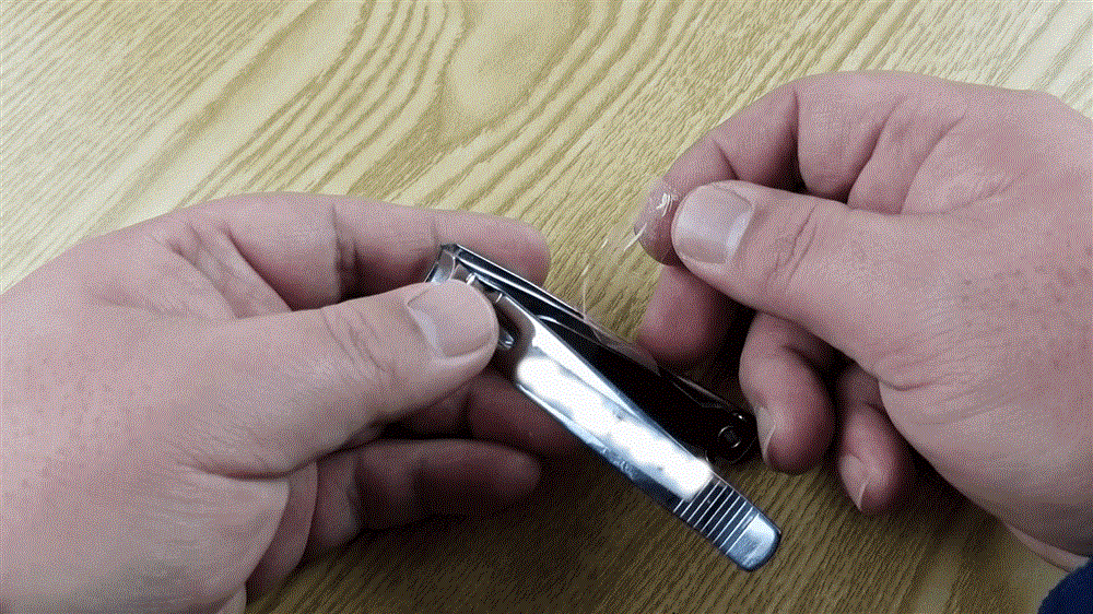 Lỗ tròn nhỏ ở đầu bấm móng tay ẩn chứa một chức năng thật thông minh mà ít người biết-5