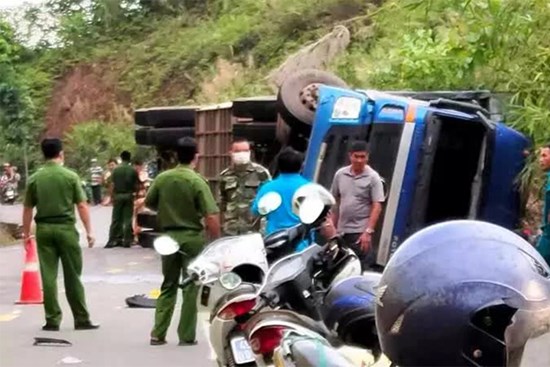 Hai anh em đi xe máy bị xe container lật đè chết trên đèo Con Ó
