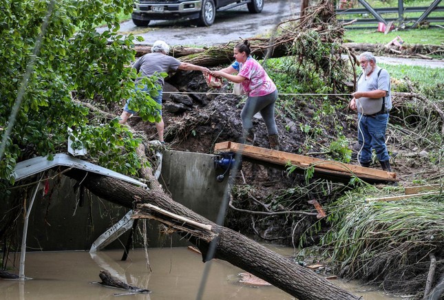 Mỹ: Mưa lớn gây đại hồng thủy ở Kentucky, 16 người thiệt mạng-7