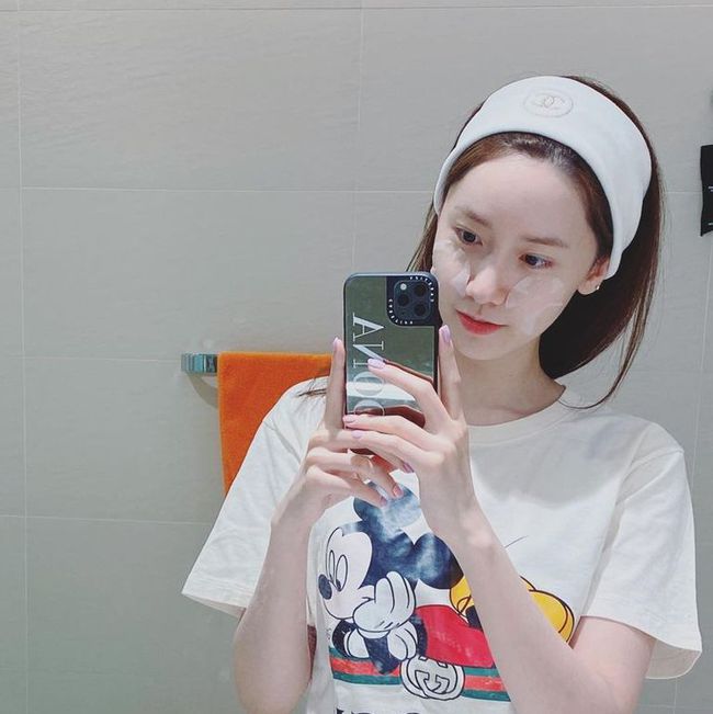 Làn da tuổi 30+ láng mịn, không tỳ vết của Yoona nhờ cả vào bước làm sạch và dưỡng ẩm mỗi ngày-4