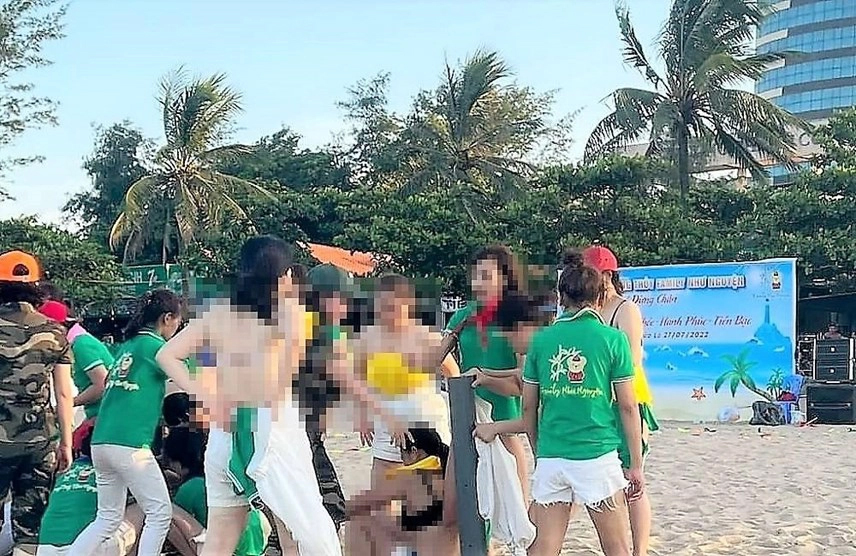 Nhóm nữ du khách cởi áo ngực chơi team building ở bãi biển: Làm bản tường trình, xin lỗi-1