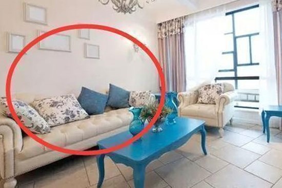 Không nên kê ghế sofa trong phòng khách như thế này, chẳng mấy mà tài lộc tiêu tán