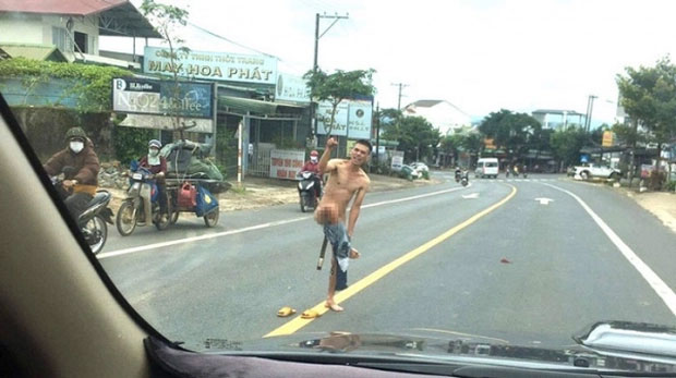 Ngáo đá” lột sạch quần áo gây náo loạn đường phố-1