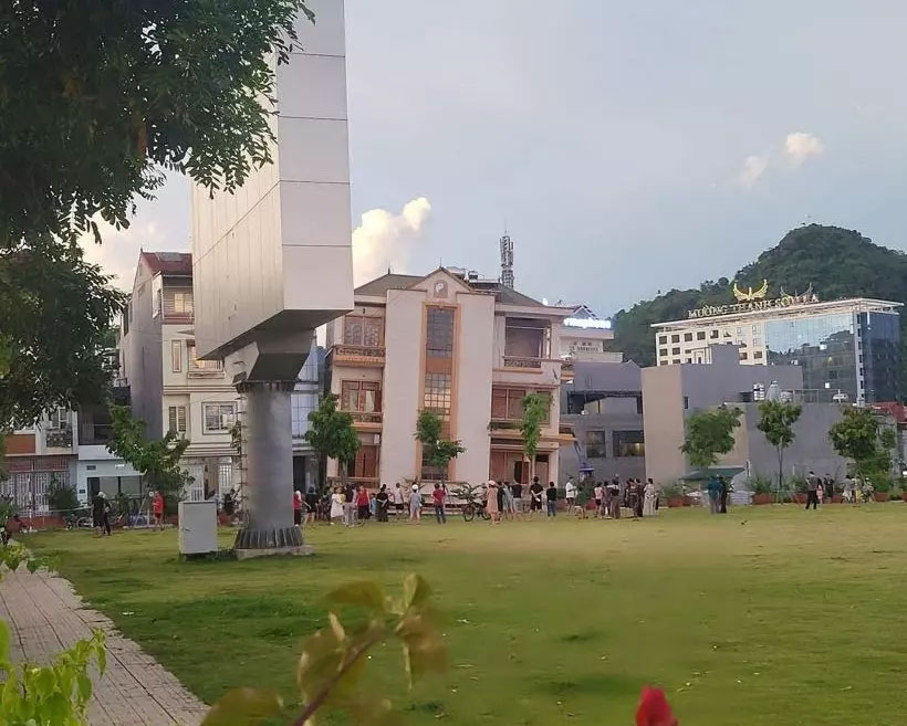 Kinh hoàng nhà 4 tầng ở Sơn La bất ngờ đổ sập khi đang di chuyển-2