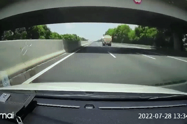 Thanh sắt rơi từ trên cao xuống đâm xuyên ô tô, tài xế thoát nạn đầy may mắn