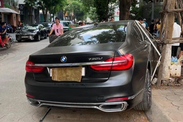 Mercedes S450 va chạm liên hoàn với BMW 730Li cùng 4 xe máy-1