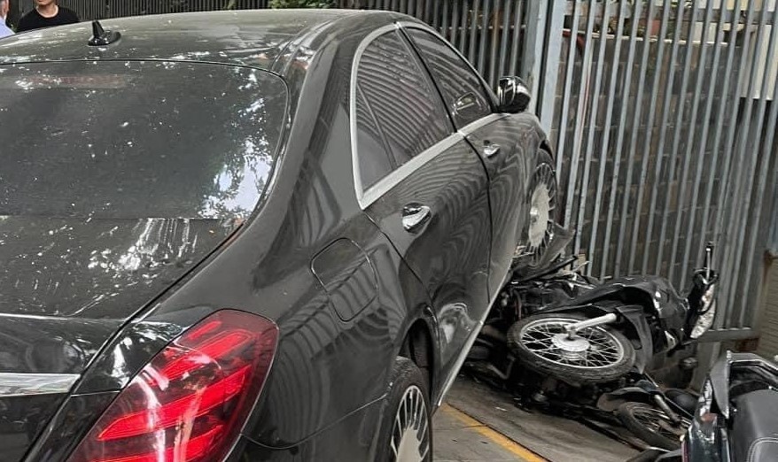 Mercedes S450 va chạm liên hoàn với BMW 730Li cùng 4 xe máy-2