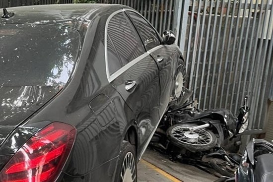 Mercedes S450 va chạm liên hoàn với BMW 730Li cùng 4 xe máy