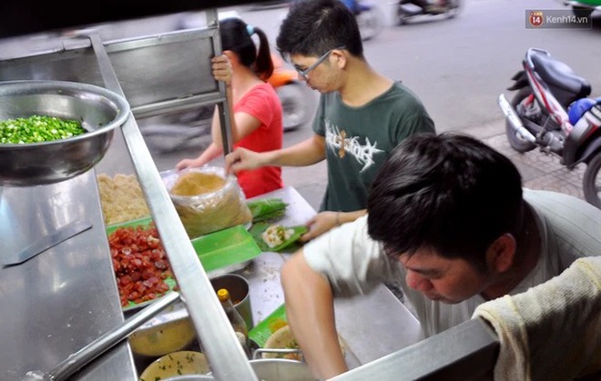 Quán xôi nổi tiếng với cái tên rùng rợn”: Tuy sợ nhưng lúc nào cũng đông nghịt khách xếp hàng chờ mua-14