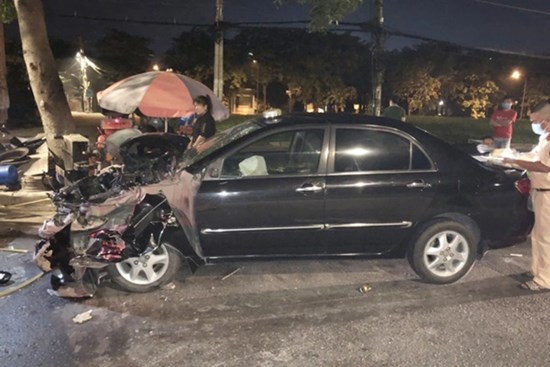 Ôtô biển xanh nát đầu sau tai nạn ở TP.HCM