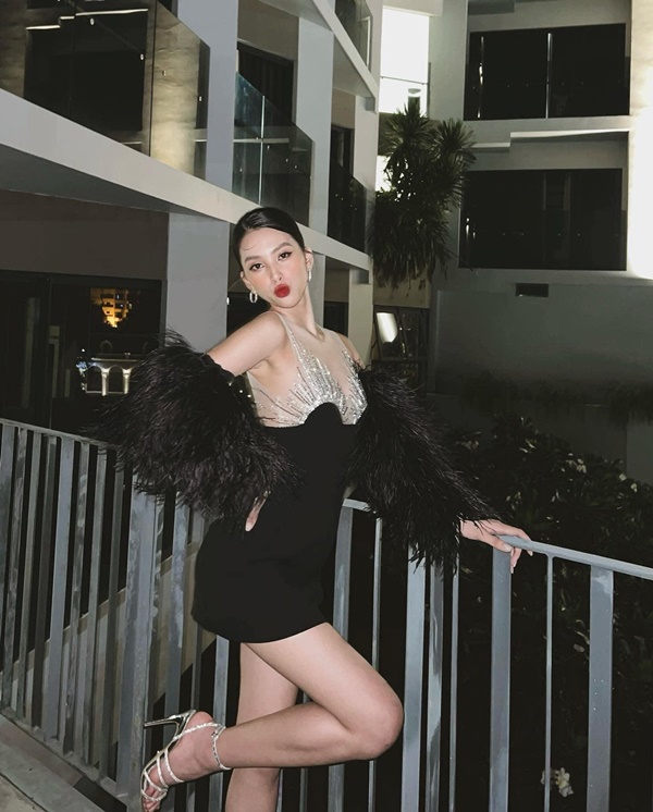 Thuỳ Tiên khoe dáng quyến rũ sau khi trở về từ châu Âu, Ngọc Thảo mặc váy cut-out sexy trên biển-6
