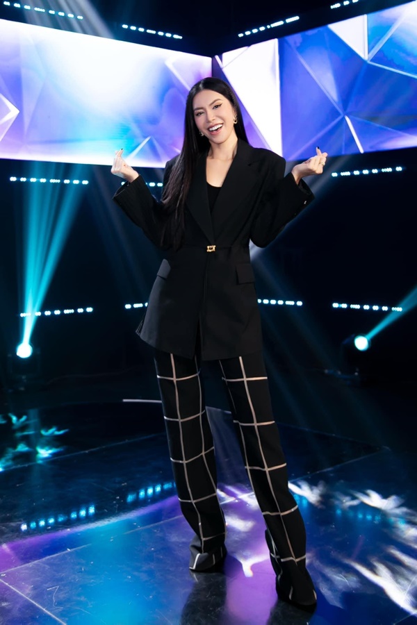 Thuỳ Tiên khoe dáng quyến rũ sau khi trở về từ châu Âu, Ngọc Thảo mặc váy cut-out sexy trên biển-8