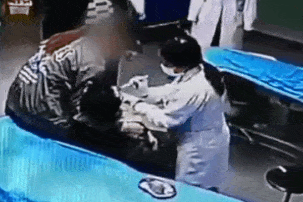 Đi thang cuốn ở bến tàu điện trên cao, cô gái suýt bị cưỡng bức, clip hiện trường gây phẫn nộ-3