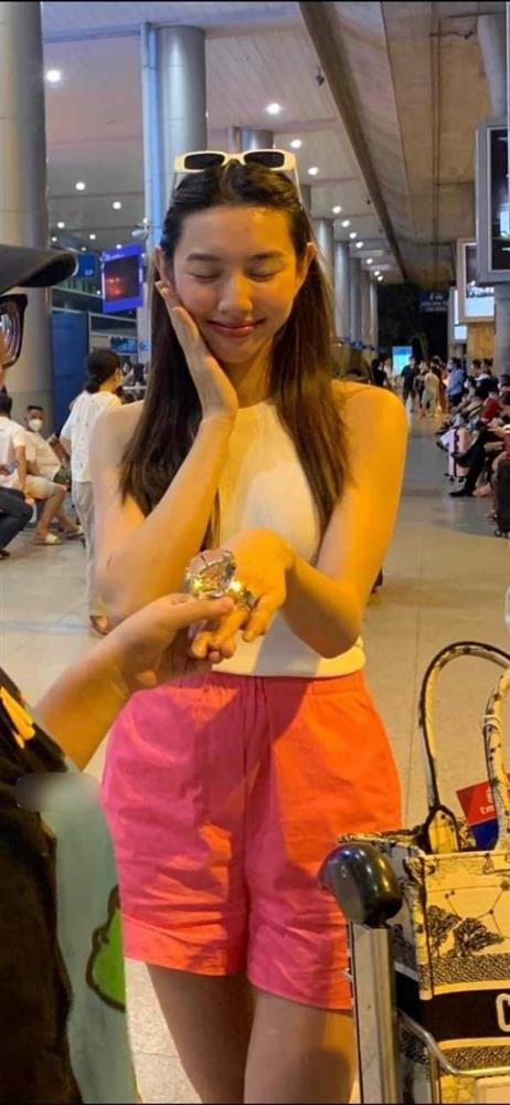 Thùy Tiên được cầu hôn bằng nhẫn kim cương siêu to siêu khổng lồ ngay khi vừa về đến Việt Nam?-1
