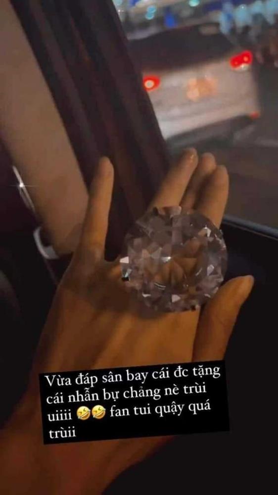 Thùy Tiên được cầu hôn bằng nhẫn kim cương siêu to siêu khổng lồ ngay khi vừa về đến Việt Nam?-2