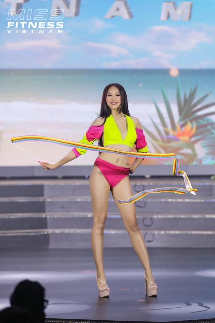 Thí sinh Miss Fitness Vietnam mặc bikini nâng tạ, đánh golf gây khó hiểu-3