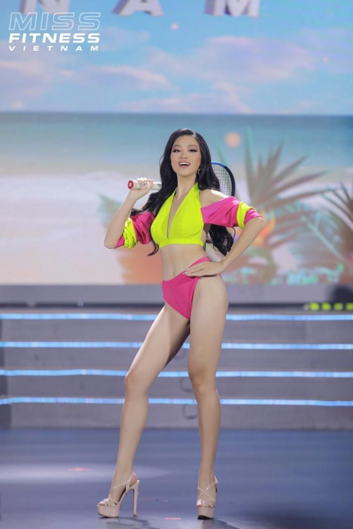 Thí sinh Miss Fitness Vietnam mặc bikini nâng tạ, đánh golf gây khó hiểu-6