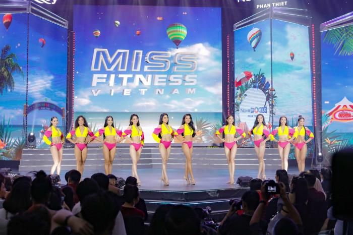 Thí sinh Miss Fitness Vietnam mặc bikini nâng tạ, đánh golf gây khó hiểu-1