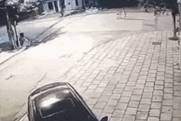 Đẩy xe đi dưới lòng đường, người phụ nữ bị ô tô tông tử vong