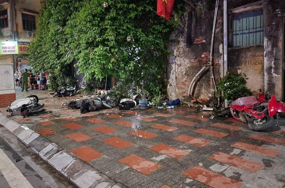 Đâm văng loạt xe máy, lái xe gây tai nạn quỳ gối xin tha thứ-5