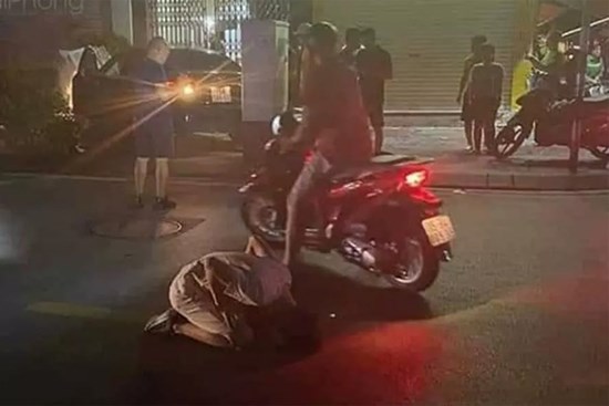 Đâm văng loạt xe máy, lái xe gây tai nạn quỳ gối xin tha thứ