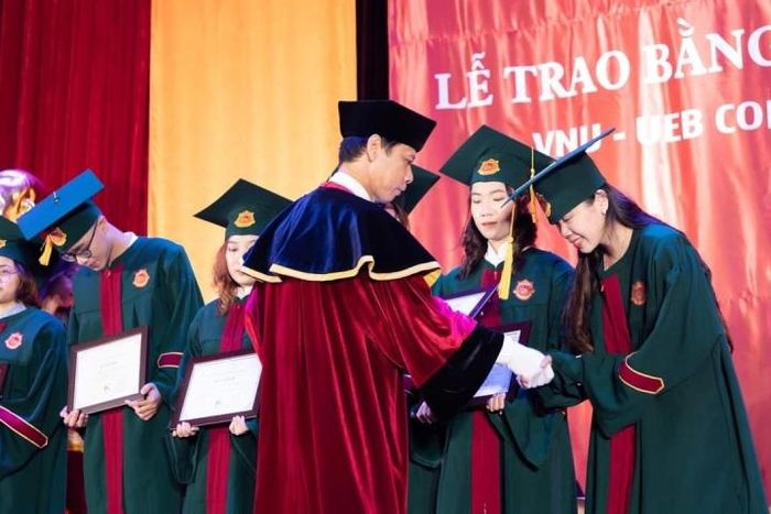 Lễ phục tốt nghiệp ở ĐH Kinh tế ĐHQG Hà Nội: Tôi chẳng thấy có gì phải ầm ĩ-3
