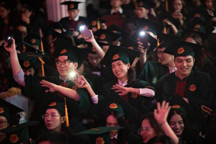 Lễ phục tốt nghiệp ở ĐH Kinh tế ĐHQG Hà Nội: Tôi chẳng thấy có gì phải ầm ĩ-4
