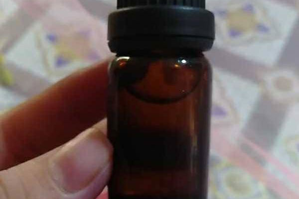 Vợ đứng hình khi phát hiện trong túi áo chồng có lọ thuốc ma quỷ phòng the-1