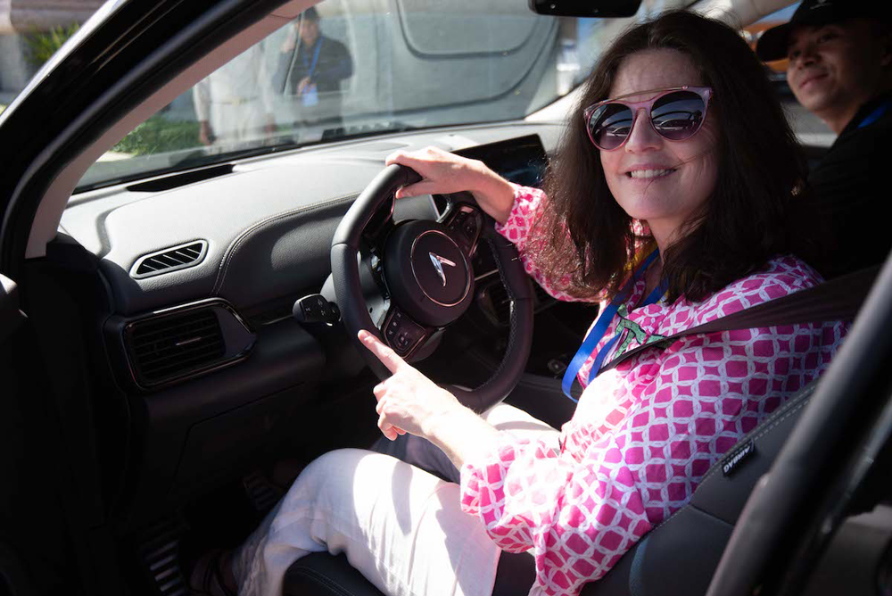 Khách hàng thế giới ấn tượng chiến lược tiếp thị ‘Thấy là Tin’ của VinFast-2