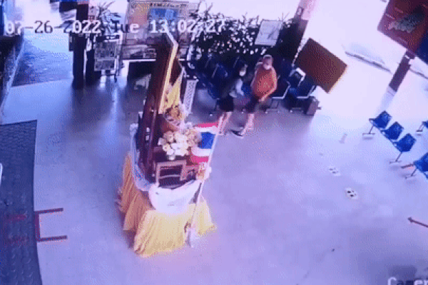 Tài xế đạp nhầm ga khiến ô tô lao thẳng vào nhà chờ xe buýt