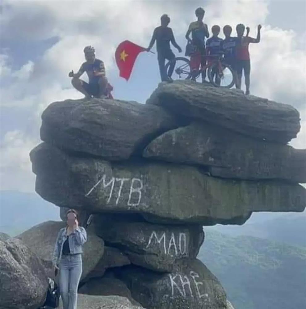 Nhóm du khách dùng sơn xịt chữ lên danh thắng nổi tiếng Hạ Long, chụp ảnh khoe Facebook-2