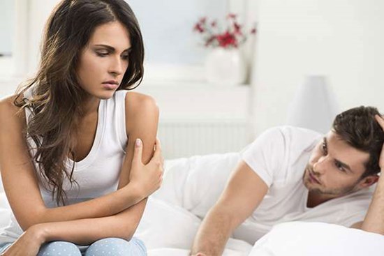 Vợ 'đứng hình' khi phát hiện trong túi áo chồng có lọ thuốc 'ma quỷ' phòng the