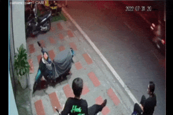 Ô tô gây tai nạn liên hoàn ở phố đi bộ Hải Phòng, hất văng hai người đi xe máy nằm bất động trên đường