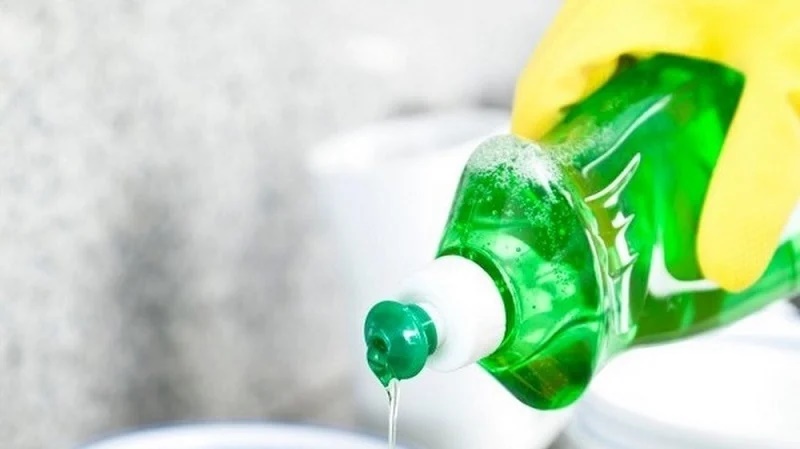 Không ngờ chỉ với vài giọt nước rửa bát đã giúp bạn thông bồn cầu hiệu quả vài phút là thoát nước trơn tru-1