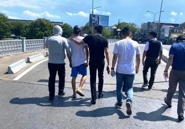 Xử lý thế nào người mặc đồng phục công an nổ súng cướp tiệm vàng ném cho người dân?-1