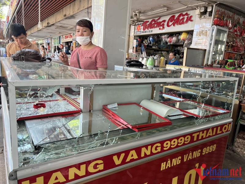 Phút đối diện của nhân viên tiệm vàng với kẻ cướp mang súng AK ở Huế-4