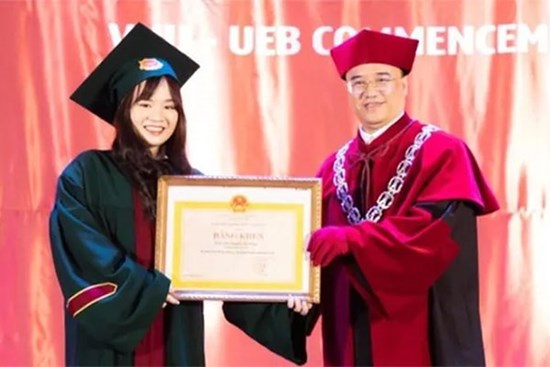 Tại sao hiệu trưởng đại học dùng quyền trượng trong lễ tốt nghiệp?