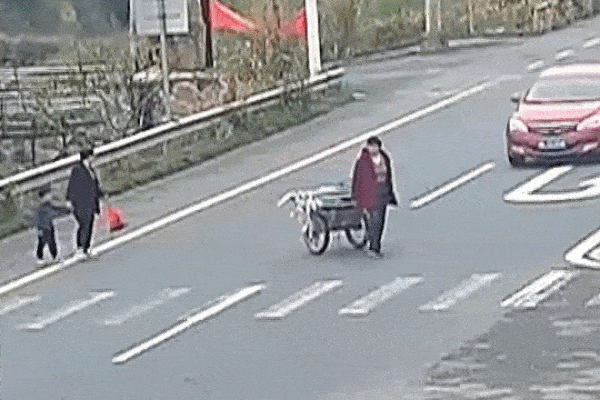2 tài xế nữ va chạm cực mạnh tại đường giao nhau khiến xe máy vỡ tung toé-1