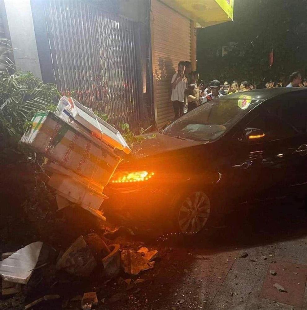 Camera vụ ô tô gây tai nạn liên hoàn trên phố Hải Phòng, tài xế quỳ xuống xin lỗi-2