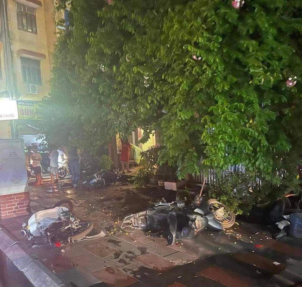 Camera vụ ô tô gây tai nạn liên hoàn trên phố Hải Phòng, tài xế quỳ xuống xin lỗi-3