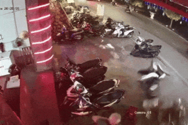 Camera vụ ô tô gây tai nạn liên hoàn trên phố Hải Phòng, tài xế quỳ xuống xin lỗi