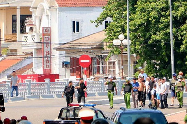 Vụ cướp tiệm vàng ở Huế: 8 người trả lại vàng đã nhặt-2