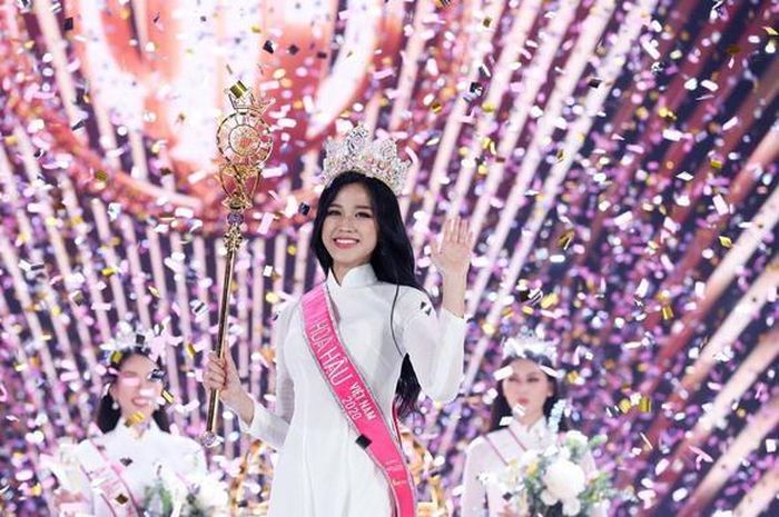 Vì sao quyền trượng của hoa hậu cũng thường gây tranh cãi?-2