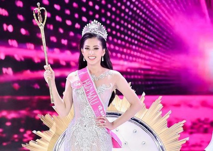 Vì sao quyền trượng của hoa hậu cũng thường gây tranh cãi?-3