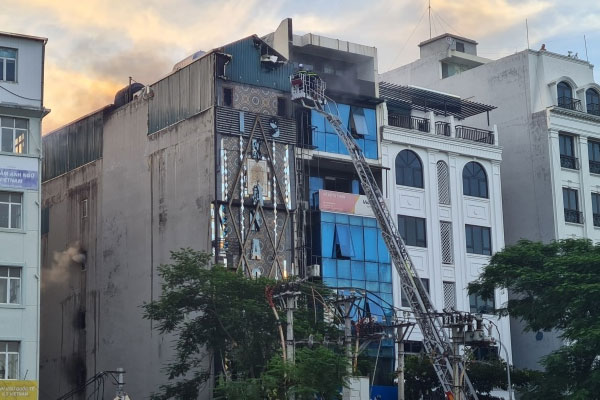 Trước khi hy sinh, 3 cảnh sát cứu 8 người ra khỏi vụ cháy quán karaoke ở Hà Nội-1