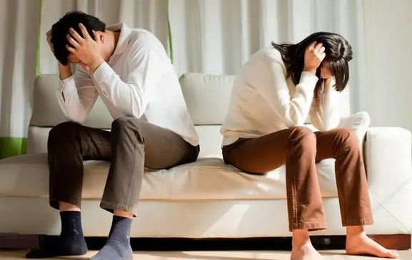 Bố chồng ốm nặng, chị chồng đòi chúng tôi bán nhà để chữa bệnh cho bố, tôi bức xúc nói một điều khiến chị phải im lặng cúi đầu-1