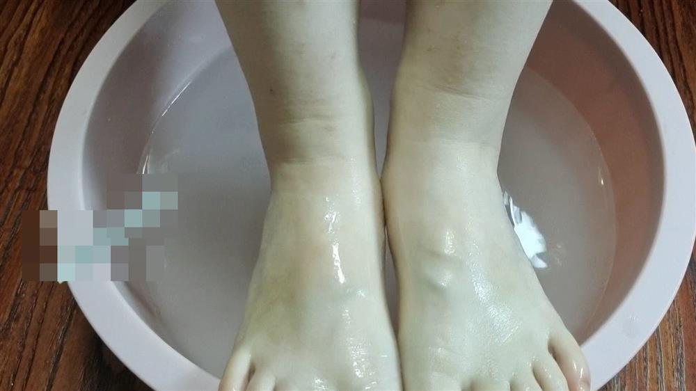 Trước khi đi ngủ, thoa một ít kem đánh răng lên lòng bàn chân có thể giải quyết được các vấn đề mà nhiều người mắc phải-4