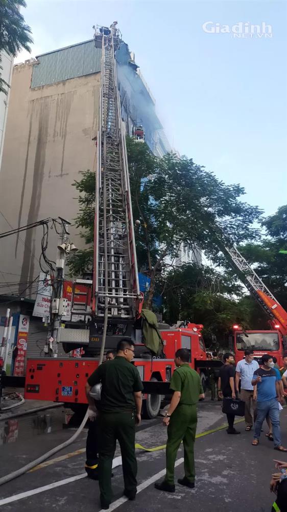 Nhân chứng kể lại vụ cháy quán karaoke: Khói bốc nghi ngút từ tầng 2 đến tầng 6, kính vỡ tung, lửa đỏ bao trùm cửa sổ-1