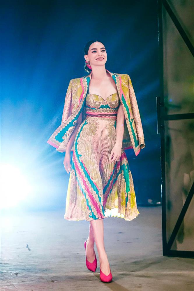 Nếu không phải Hà Hồ, hiếm ai có thể cân đẹp 10 bộ cánh khó nhằn này-2